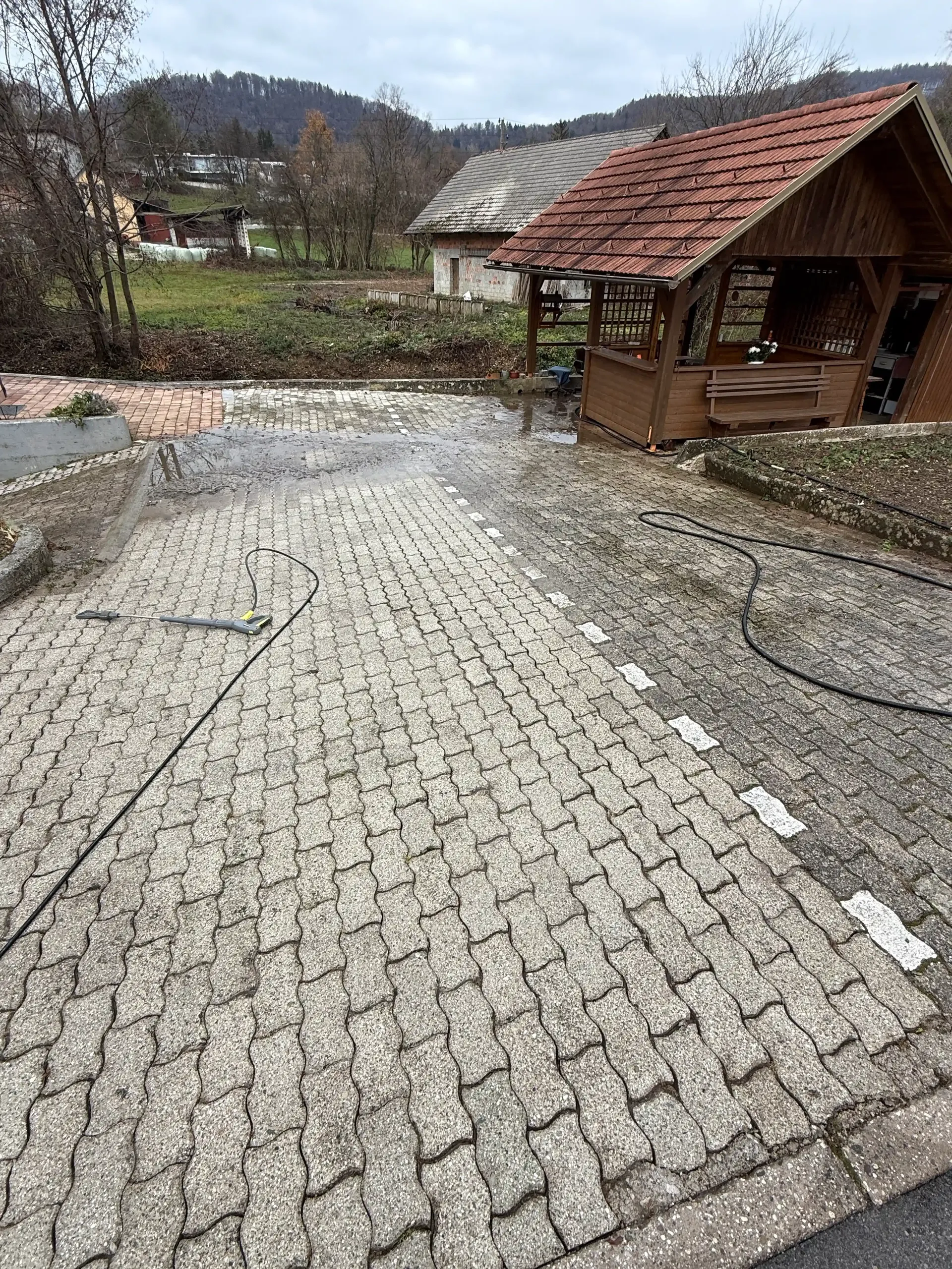 Čiščenje tlakovcev