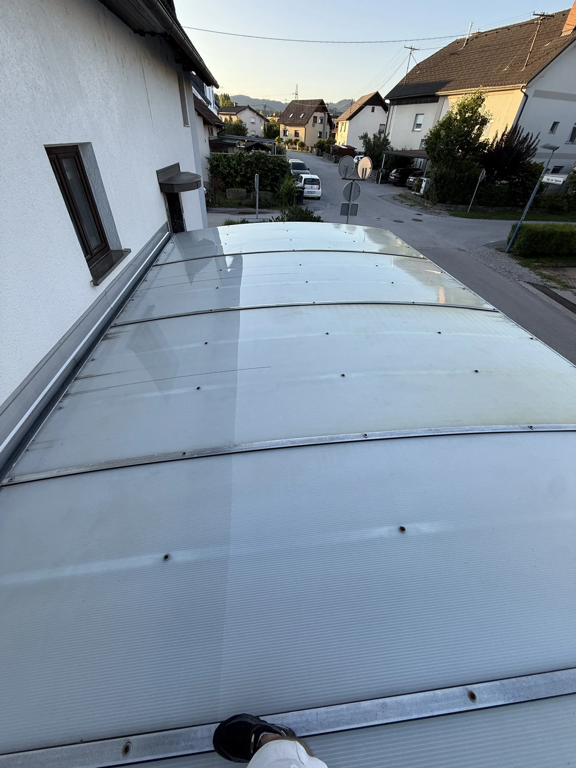 Nadstrešek po čiščenju