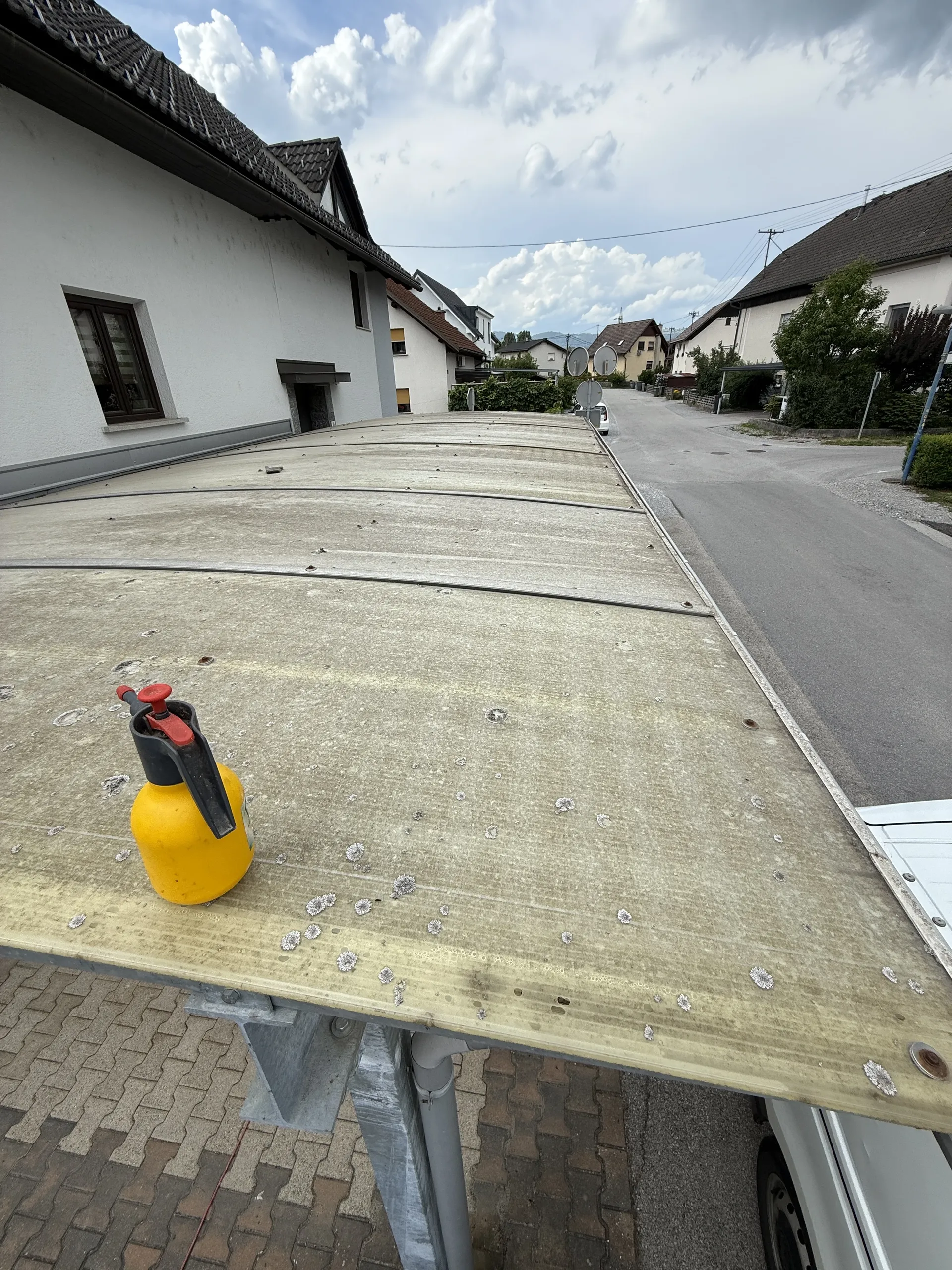 Nadstrešek pred čiščenjem